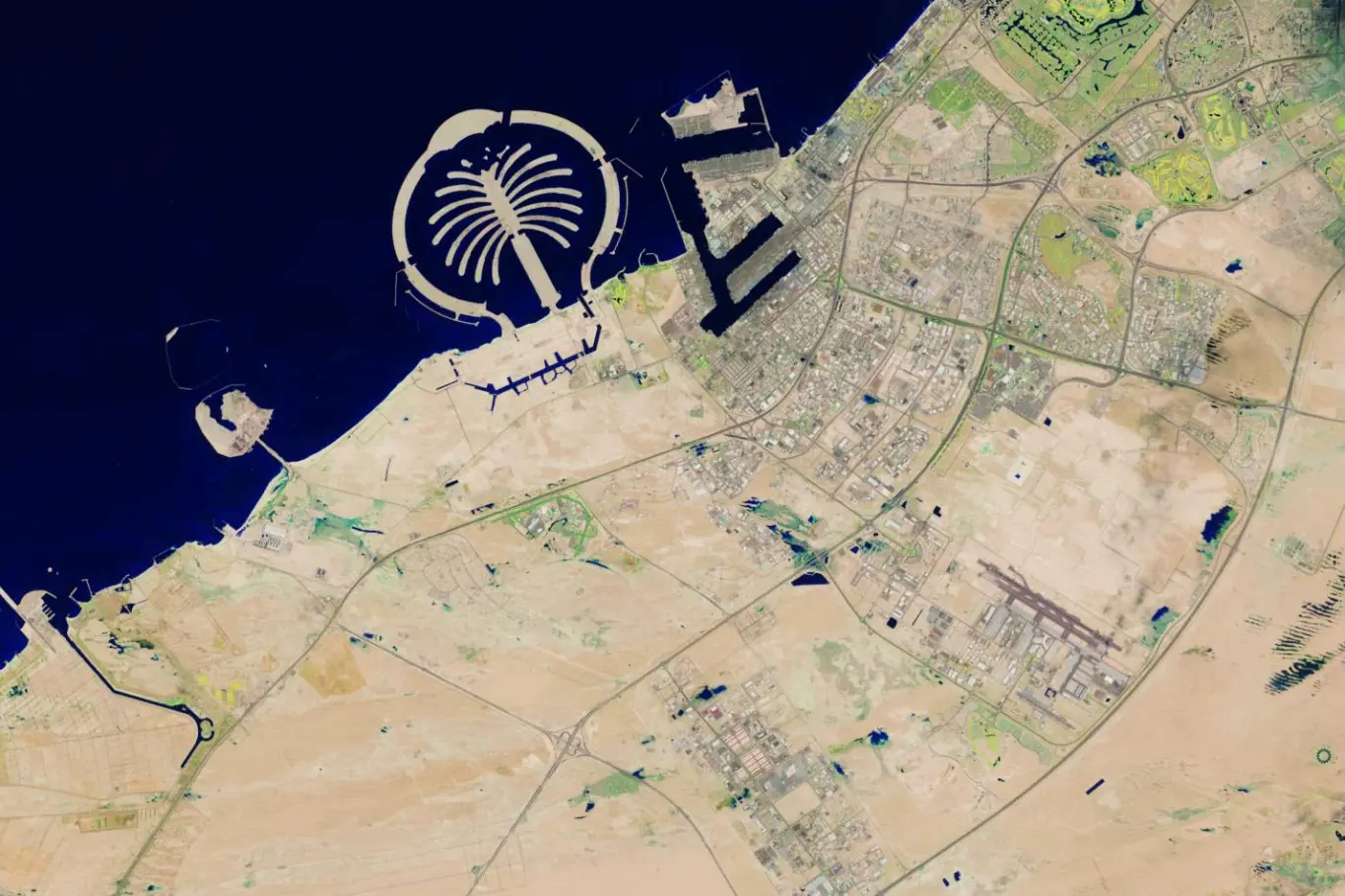 Fig. 1. NASA images of the territory of the Emirate of Dubai before and after the flood in April 2024.